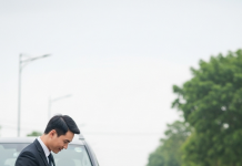 Gã giám đốc va chạm với ông lão chở trứng khiến trứng vỡ tung tóe. Hắn khó chịu xuống xe hất cằm: “Chỗ trứng thối này giá bao nhiêu”