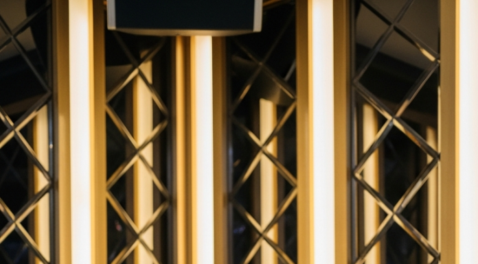 Suốt 3 năm trời, cứ mỗi mùng 10, Minh lấy lương xong đều đi từ 7 giờ tối đến 2 giờ sáng, chưa bao giờ sai lệch một phút