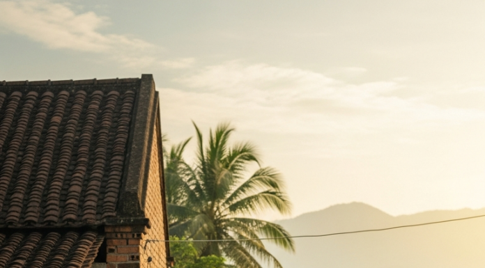 “Mẹ nhắc đến em. Nếu em có thể, hãy thỉnh thoảng về thăm bà. Không ai thay em chăm bà tốt như trước… Bà nhớ em.”