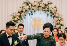 Thấy thông gia đeo cái cái kiềng vàng cho con gái mình, mẹ cô dâu gi///ật luôn xuống đất