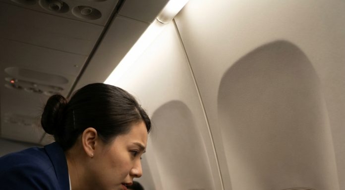 Trên máy bay có 162 hành khách, trong đó có vợ chồng anh Tú – chị Hằng, và một cậu bé tên Bình, 6 tuổi, ngồi cửa sổ hàng 18, ghế A.