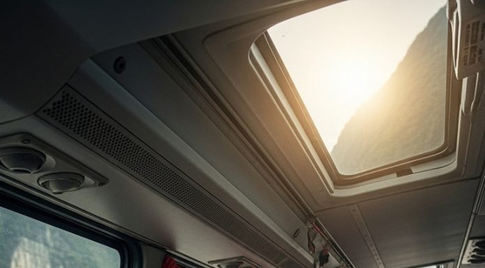 Hai tay bà vẫn đặt trên vô lăng, bình tĩnh đến lạ thường. Chẳng có chút run rẩy nào. Chỉ có hơi thở dài, như thể bà vừa làm một việc vốn là… quen thuộc.