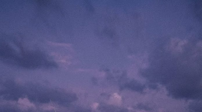 Tín hiệu bị nhiễu cực mạnh… vượt ngoài khả năng lý giải bình thường. Xem biểu đồ sóng điện tử này, tàu như bị nâng lên khỏi mặt nước, nhưng không hề có dấu hiệu va chạm hay chìm.