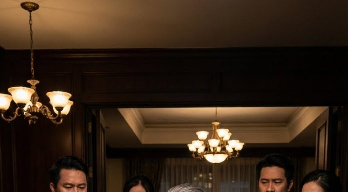 – Không hề. Con chỉ làm đúng lời mẹ dạy: “Nhà ai có tiền thì tự lo.”