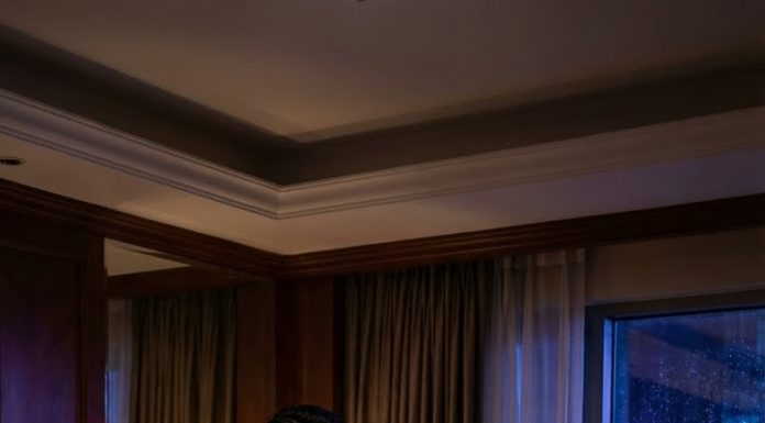 Cô gái tên Lan, 25 tuổi, cầm chặt quai túi, đứng run rẩy trước cửa phòng 806 của khách sạn cao nhất thành phố