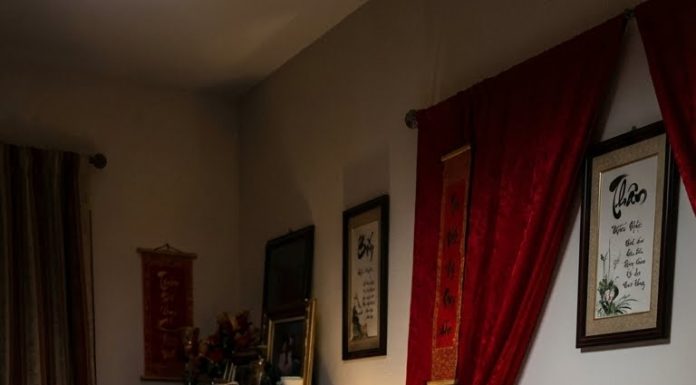 Tôi vẫn còn nằm trong vòng tay Hùng, h/ơi th/ở anh còn đọng trên cổ tôi, nóng, gấp gáp, xen lẫn chút ngư/ợng n/gùng của một người đàn ông lần đầu trở thành chồng hợp pháp của ai đó