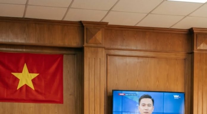 CHồng tôi đệ đơn l;y h;ôn đơn phương để giành quyền nuôi con, ngày xét xử, con gái mười tuổi của tôi hỏi thẩm phán ‘Thưa bác, cháu có thể cho bác xem 1 thứ mà mẹ con không biết được không?’ TKhi đoạn phim chiếu lên, tất cả ch/ế/t lặng