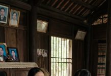 – Chị đừng nghĩ em bạc bẽo… Em chỉ muốn tự trọng… Không muốn để chị mang tiếng nuôi sống gia đình em…