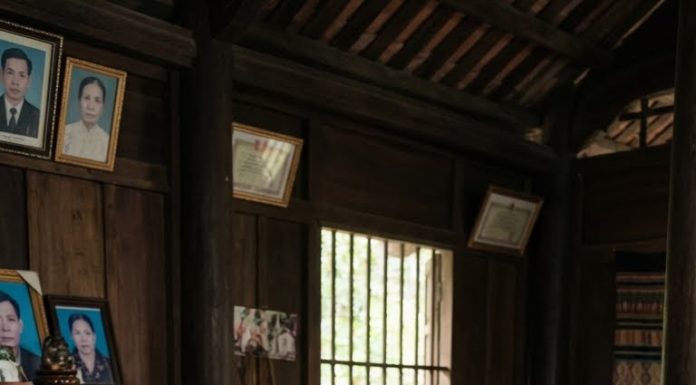 – Chị đừng nghĩ em bạc bẽo… Em chỉ muốn tự trọng… Không muốn để chị mang tiếng nuôi sống gia đình em…