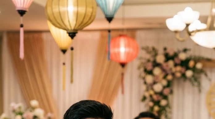 Chữ viết của người lớn tuổi, gấp gáp nhưng rõ ràng: “Con hãy gặp mẹ lúc ra ngoài cổng. Mẹ xin lỗi vì chuyện năm xưa. Mẹ có điều phải nói.”