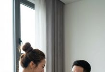 Cô ấy bước đến gần, đưa tay lên tháo khăn. Nhưng khi tấm khăn rơi xuống, tôi s:ữ:ng người