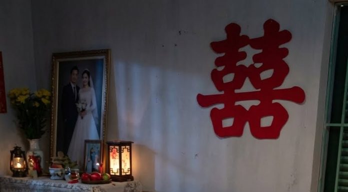 Mỗi bước cô đi dưới sân khấu như đặt sâu vào ngực tôi một câu hỏi: “Tại sao cô ấy lại chọn mình, giữa khi mình chẳng thể cho cô ấy điều thiêng liêng nhất?”