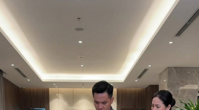 “Ra đây!” Hà gào lớn. “Tôi cho cô hai lựa chọn: cạo đầu hay ký đơn ly hôn ngay lập tức! Đàn bà như cô thì giữ chồng sao được