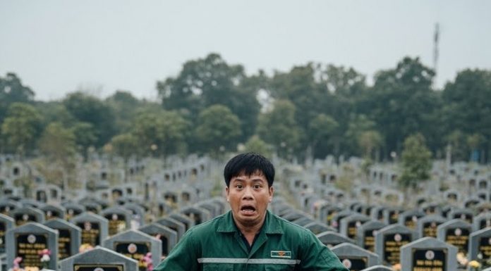 Hôm nay, anh mang theo bó hoa vạn thọ đã hơi héo, nhặt lại từ xe rác sau một đám tang. Anh rửa sạch, cắt gốc rồi bó lại cẩn thận.