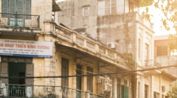 Nhưng đêm nay… Quân không ngờ rằng chỉ một cú rẽ nhỏ thôi sẽ thay đổi toàn bộ cuộc đời anh.