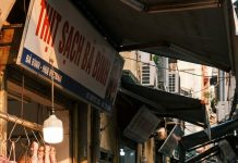 Vậy nên chuyện gì “lệch nhịp” một chút cũng thành đề tài bàn tán, huống gì chuyện ông Cụ Lãm — bảy mươi hai tuổi, mắt còn tinh, lưng vẫn thẳng — ngày nào cũng mua hai chục ký thịt