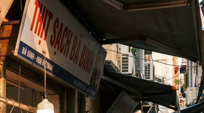 Vậy nên chuyện gì “lệch nhịp” một chút cũng thành đề tài bàn tán, huống gì chuyện ông Cụ Lãm — bảy mươi hai tuổi, mắt còn tinh, lưng vẫn thẳng — ngày nào cũng mua hai chục ký thịt