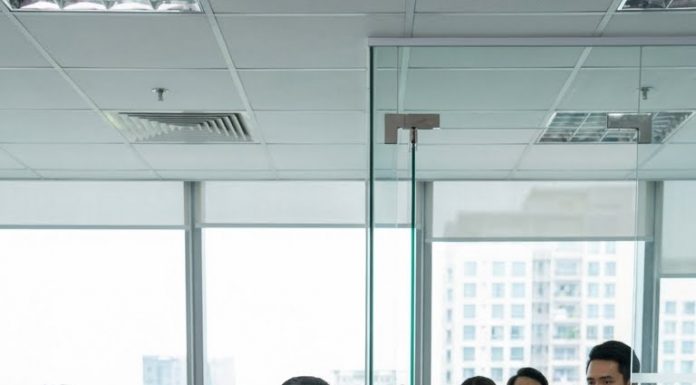 Minh khẽ cười buồn: “Nhưng cháu về đây… là để lấy lại thứ cháu đáng có. Và gặp lại bác… là điều ông ấy không muốn nhất.”