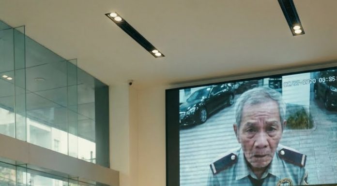 Ông Thuật lặng đi một lúc lâu. Rồi ông mở ví của mình, rút ra một bức ảnh đã ngả vàng, mép rách.