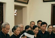 Sau khi làm đá/m t/a/ng cho bố chồng, tôi vào phòng ông để dọn dẹp đồ đạc. Khi dọn giường của bố chồng, tôi phát hiện trong gối của bố chồng có vật gì đó