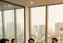 Cô Duyên, mặc bộ đồng phục xanh đã bạc màu, từ tốn bước ra. Nhìn cảnh tượng hỗn loạn, mặt cô tái ngắt. — “Trời ơi… cái này… cái này là sao vậy?”