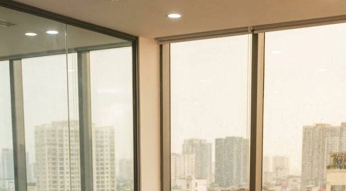 Cô Duyên, mặc bộ đồng phục xanh đã bạc màu, từ tốn bước ra. Nhìn cảnh tượng hỗn loạn, mặt cô tái ngắt. — “Trời ơi… cái này… cái này là sao vậy?”