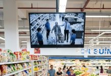 Hưng ôm chặt cha: – Ba ơi… bây giờ con sẽ lo cho ba. Con không để ba lang thang thêm ngày nào nữa.