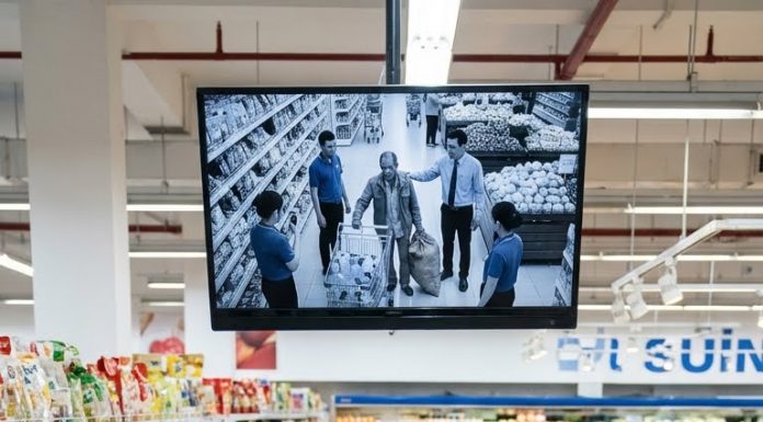 Hưng ôm chặt cha: – Ba ơi… bây giờ con sẽ lo cho ba. Con không để ba lang thang thêm ngày nào nữa.