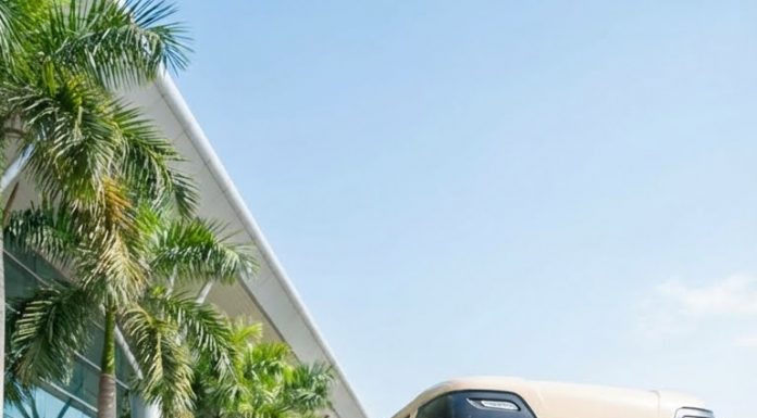 Minh như bị xát muối vô mặt. Nghe đâu tối đó cả nhà đi ăn nhưng Minh chỉ ngồi cúi đầu, ăn không nổi.