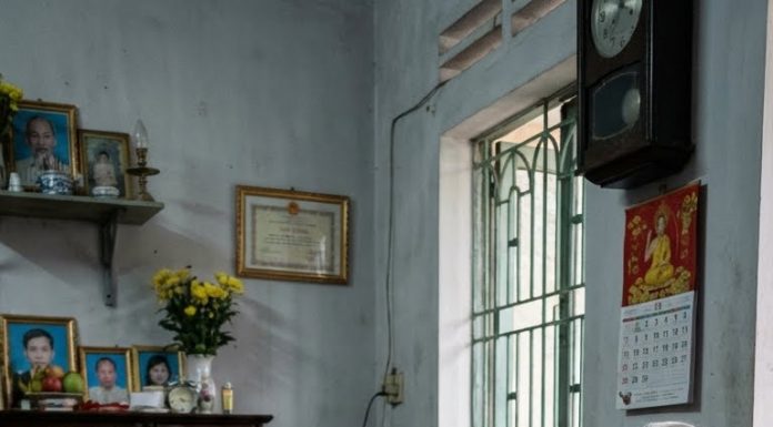 Tôi vừa kéo tấm chăn lên thì bà đột nhiên bật cười. Một nụ cười méo mó vì liệt, nhưng sắc lạnh đến gai người. “Đừng có diễn nữa, cô tưởng tôi không biết à? Cô nhắm vào ba căn nhà của tôi chứ gì.”