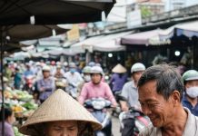 Con bé Na tỉnh dậy, hỏi: – Ngoại Lựu ơi… con có bao nhiêu người thương con?