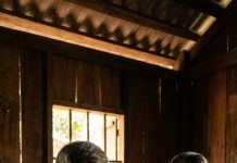 Nhưng già rồi, cần thuốc thang, cần chi tiêu nhỏ thôi cũng khó xoay. Tôi hỏi Hảo vài lần: — “Sao dạo này Hưng không gửi tiền ba nữa con?”