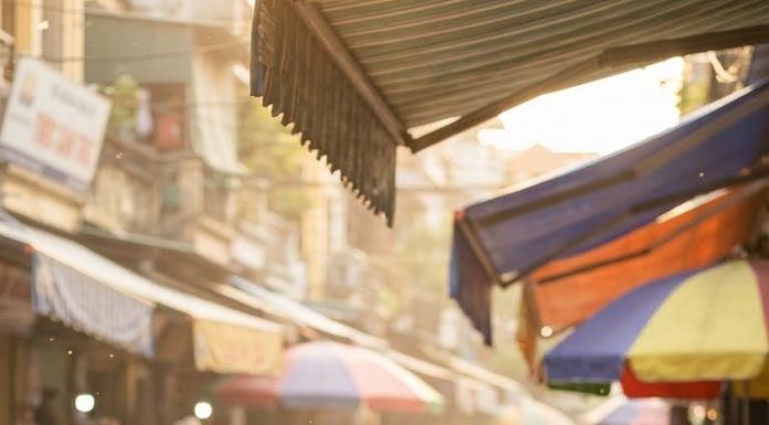 Tôi đang phơi đồ ngoài hiên thì con trai tôi – thằng bé 5 tuổi tên Tí – bất ngờ hỏi một câu khiến cả khu trọ im phăng phắc: – Mẹ ơi, cô kia là vợ hai của bố hả?