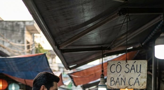 “Bà Sáu dạo này bán cá mà mặt cứ lơ ngơ.” Bà cười: “Lơ gì đâu, cá lên giá nên đau đầu.”