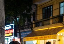 Đi du lịch Sài Gòn cùng với mẹ chồng nửa tháng nhưng cả 10 đêm bà không hề ngủ cùng với tôi mà đi tới gần sáng mới về. Một lần không nói nhưng cả 10 đêm thì tôi không thể không nghi ngờ. Đến đêm thứ 11 tôi quyết định đi theo thì phát hiện ra…