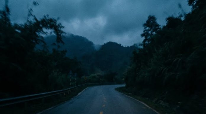 Trên chuyến xe ɢɪườɴɢ ɴằᴍ đổ đèo về Đồi Sim, hành khách nữ cuối cùng bước lên xe vừa được 5 phút thì ɴằɴɢ ɴặᴄ đòɪ xuống xe nhất quyết không đi nữa