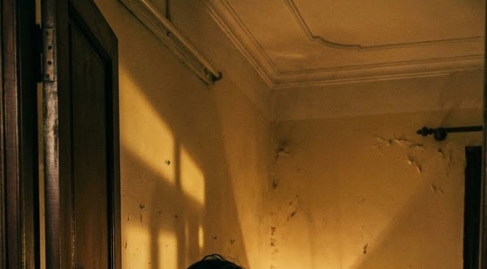 Đêm khuya khi chồng đi công tác, anh trai của chồng bỗng tìm đến phòng tôi rồi đưa ra một đề nghị khiến tôi đỏ mặt