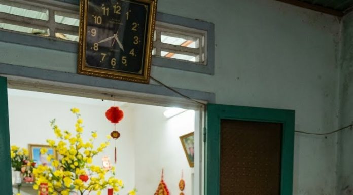 Con dâu b::ầu 8 tháng năm đầu về nhà chồng ăn Tết, ngày nào mẹ chồng cũng bắt nấu nướng 5 mâm cỗ rồi rửa hết đống bát đũa trong khi con gái bà thì chỉ ngồi chơi. Đúng ngày mùng 3 thì chuyện kinhhoang đã xảy ra….