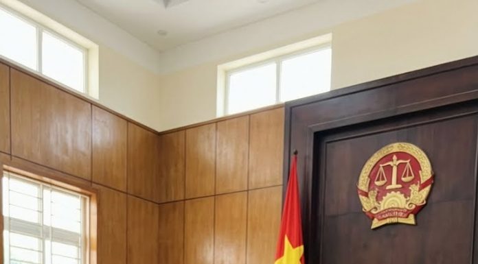 Chồng đòi ly hôn không chút do dự. Ngày ra tòa, con gái 7 tuổi bất ngờ đứng dậy nói: Con có thể nói một bí mật mà mẹ con không biết không? Và khi video được phát, cả phòng lặng người…