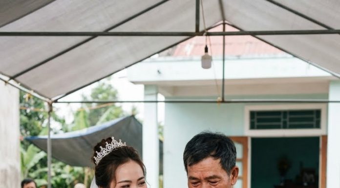 Cô dâu bỏ váy cưới cùng 100 cây vàng trả lại nhà trai rồi dắt người bố m//ù về quê sau khi mẹ chồng nói câu này…