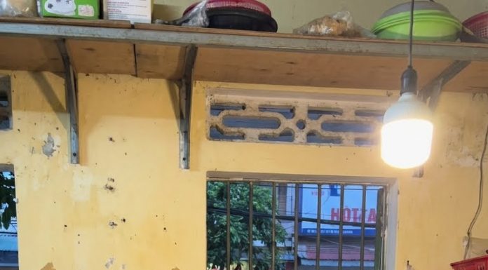 Con trai và con dâu cấ/m mẹ ăn gà, tôm, cá tươi nói rằng “mẹ ti::ểu đư::ờng, ăn vào là nhậ/p vi::ện”. Nhưng tối nào chúng cũng đặt đồ về ăn, còn bà chỉ được dọn phần cơm nguội và rau muống xào…