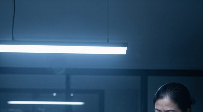 Tăng Ca Nửa Đêm, Cô Lao Công Cứ Quanh Quẩn Lau Bàn Tôi, Rồi Lén Nhét Mẩu Giấy: “Tan Ca Đi Lôi Thoát Hiểm!”- Tôi Làm Theo Thì Thấy Cảnh Lạnh Sống Lưng..