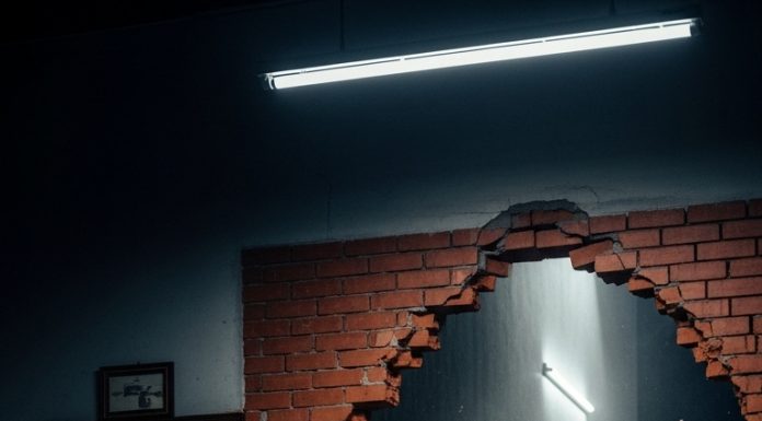 Người Đàn Ông Mở riệm Cắt Tóc 10 Năm Ko Một Bống Khách Tời Khi Đập Tường Lộ Ra Đường Hầm Dẫn Xuống Căn Phòng Kỳ Lạ…