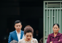 Chê nhà con dâu nghèo rớt, đường vào lầy lội, mẹ chồng bắt đoàn nhà gái đi bộ ra đường lớn để lên xe hoa