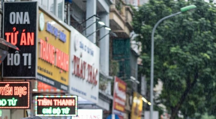 Lâm lùi lại, đôi mắt long lên nhưng cố kiềm nén. Anh chỉ muốn trú mưa, đâu có làm gì sai.