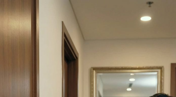 Hôm ấy Hoan đi làm về sớm, vừa tới cửa đã thấy tiếng chồng với mẹ chồng vang vọng qua cánh cửa. Cuối cùng cô cũng biết lý do tại sao bấy lâu nay cô không s-i:nh đư:ợ:c c-on