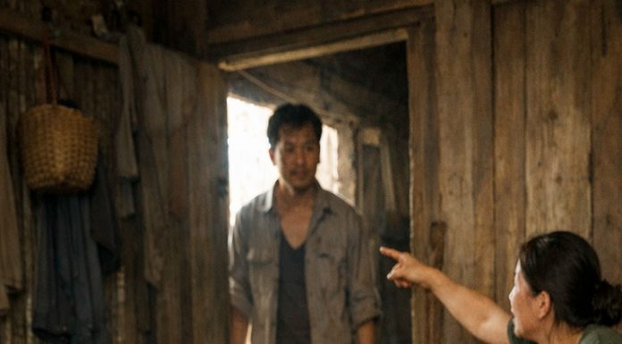 Hôm đó, tôi về nhà sớm hơn kế hoạch nửa ngày. Không báo trước. Chỉ muốn ôm con một cái cho đỡ nhớ. Cửa mở ra, nhà im phăng phắc.