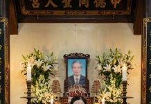 Tang lễ chồng vừa bắt đầu, tôi run rẩy khi thấy trong ví anh có phong bì gửi cho “người phụ nữ anh từng yêu”