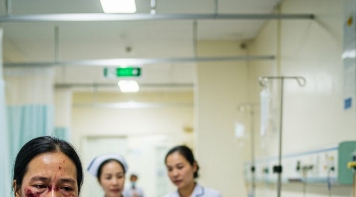 Chồng đổ bệnh nằm viện thẩy ông cụ giường bên cạnh không có ai chăm sốc tôi ngày nào cũng mua dủ bốn bửa choông lúc xuất viện ông nhét tây tôi hai tờ tiền âm phủ khiên tôi..