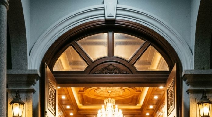 Nhặt được ví tiền rơi, bà cụ ve chai nghèo mang đến biệt thự trả lại. Vừa thấy mặt bà, chàng trai sững sờ thốt lên một câu làm cả nhà chết lặng, bí mật động trời bị phơi bày.